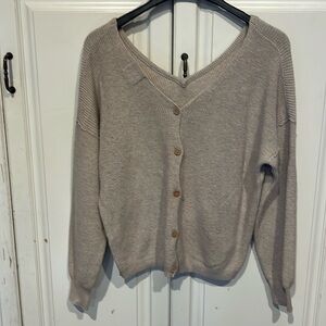 Soft, feminine sweater for fall. Hippie Rose brand size small